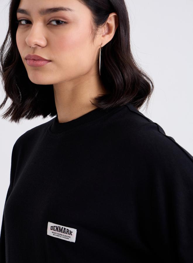 ستايلي تيشيرت فضفاض بتفاصيل شارة - Image 3